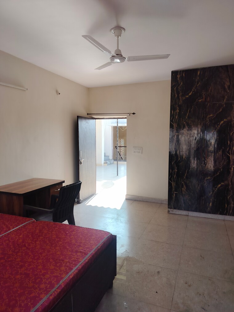 Room, sarita vihar 1 RK 400 Sq.Ft. Apartment In Sarita Vihar Delhi 9918895