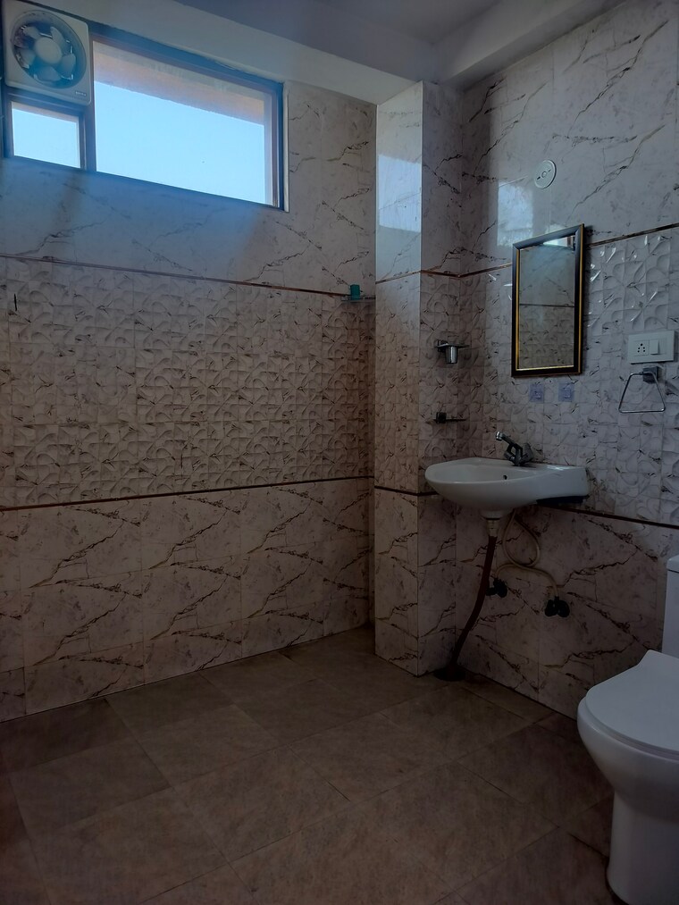 Bathroom, sarita vihar 1 RK 400 Sq.Ft. Apartment In Sarita Vihar Delhi 9918895