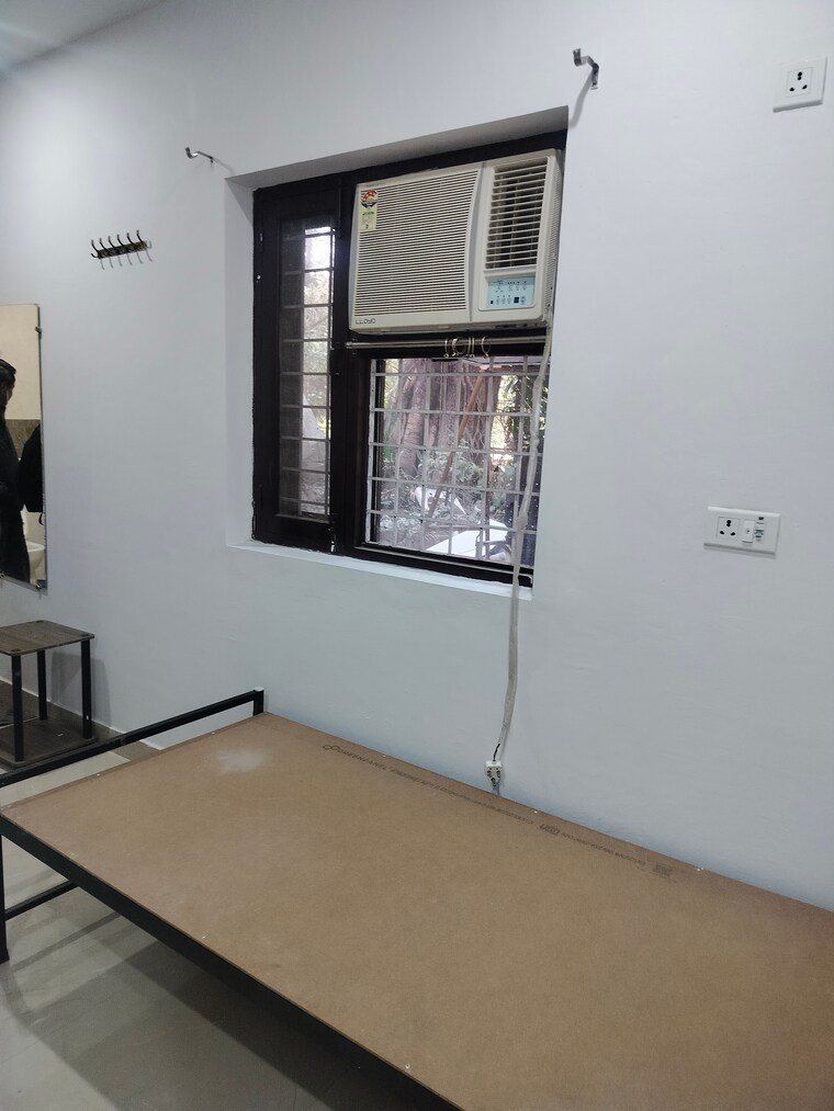 Room, sarita vihar 1 RK 400 Sq.Ft. Apartment In Sarita Vihar Delhi 9918897