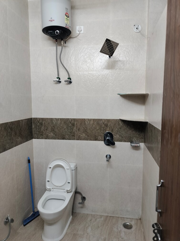 Bathroom, sarita vihar 1 RK 400 Sq.Ft. Apartment In Sarita Vihar Delhi 9918897