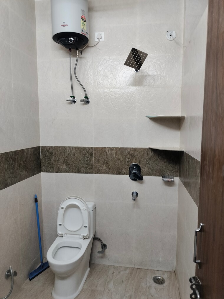 Bathroom, sarita vihar 1 RK 400 Sq.Ft. Apartment In Sarita Vihar Delhi 9918897
