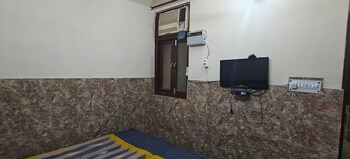 1 BHK Builder Floor for Rent in Pandav Nagar, Delhi