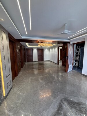 Room in 4 BHK Builder Floor at Janakpuri – for Sale