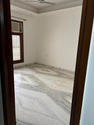Room in 2 BHK Builder Floor at Sector 52 – for Rent