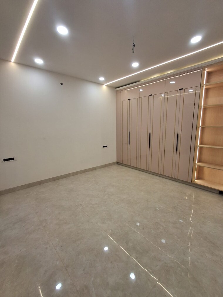 Room, sector 57 4 Bedroom 2370 Sq.Ft. Builder Floor In Sector 57 Gurgaon 9930102