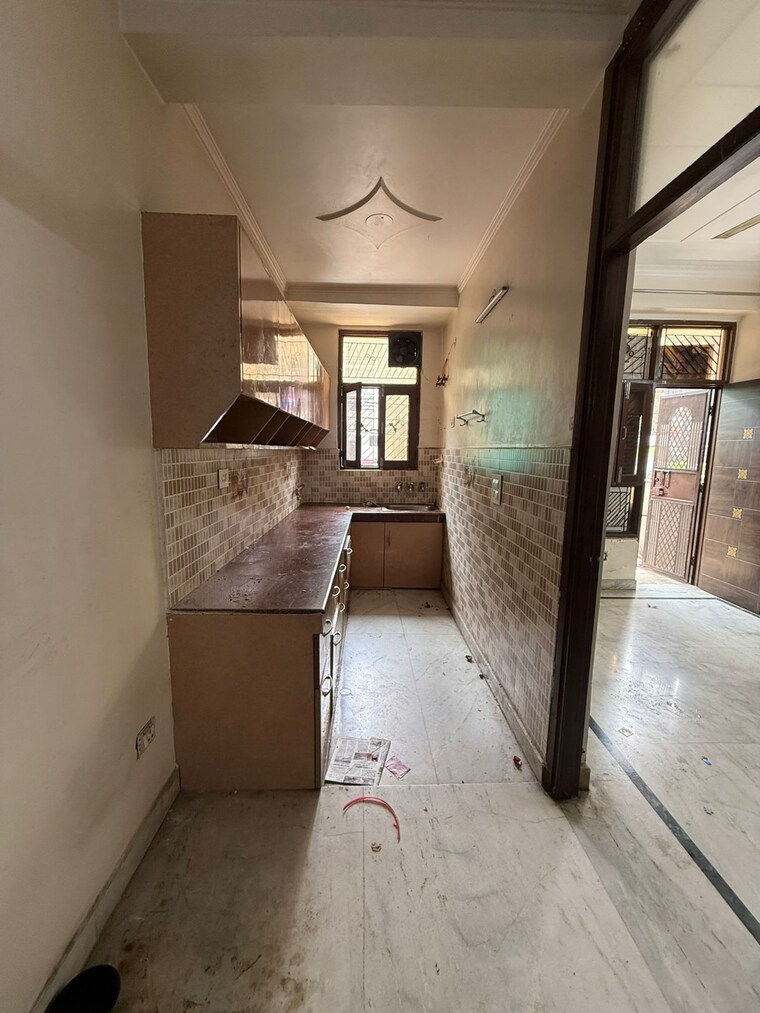  Parking, shri-ram-plaza-vaishali 3 Bedroom 1350 Sq.Ft. Apartment In Vaishali Sector 4 Ghaziabad 9930106