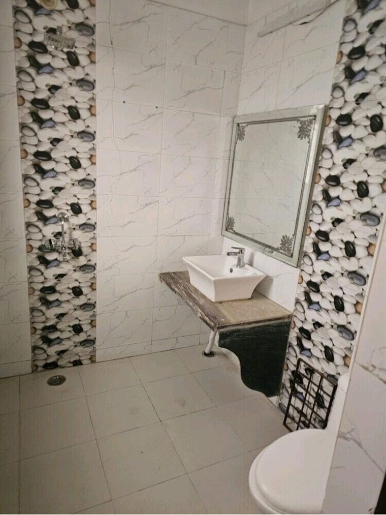 Bathroom, deep vihar 4 Bedroom 100 Sq.Yd. Builder Floor In Deep Vihar Delhi 9935674
