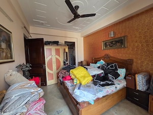 Bedroom in 2 BHK Independent House at Sector 9a – for Rent