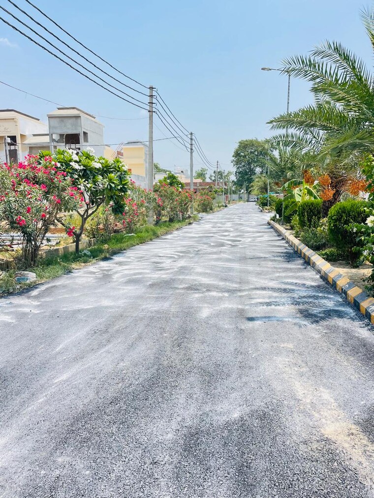 Garden, unitech-south-city 3.5 Bedroom 4500 Sq.Ft. Independent House In South City Lucknow 9949609