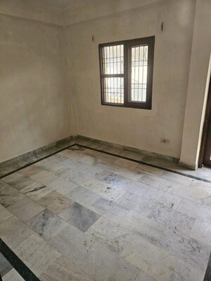 Room in 2.5 BHK Builder Floor at Sector 75 – for Sale