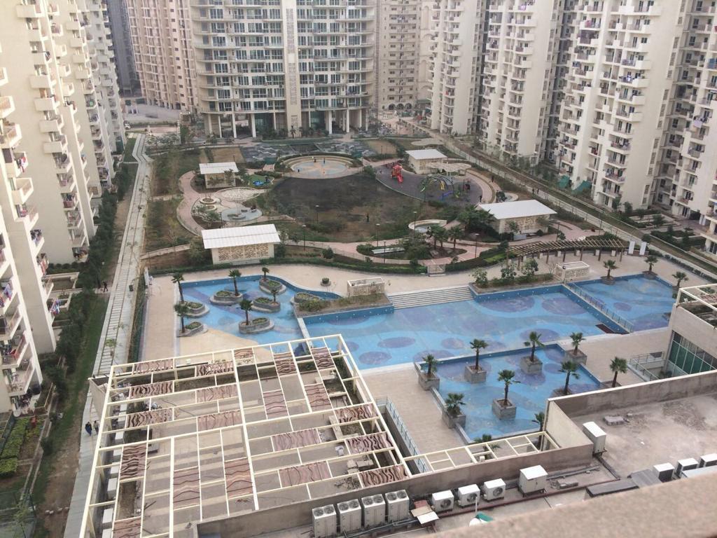 4 BHK + Pooja Room,Servant Room,Study Room Apartment For Rent in Mahagun Moderne