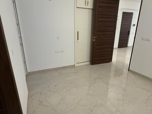 Room in 3 BHK Apartment at Smart World Orchard, Sector 61 – for Rent