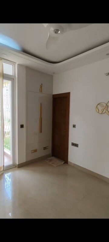 Room in 2 BHK Apartment at Emenox La Solara, Sector 16 Greater Noida – for Rent