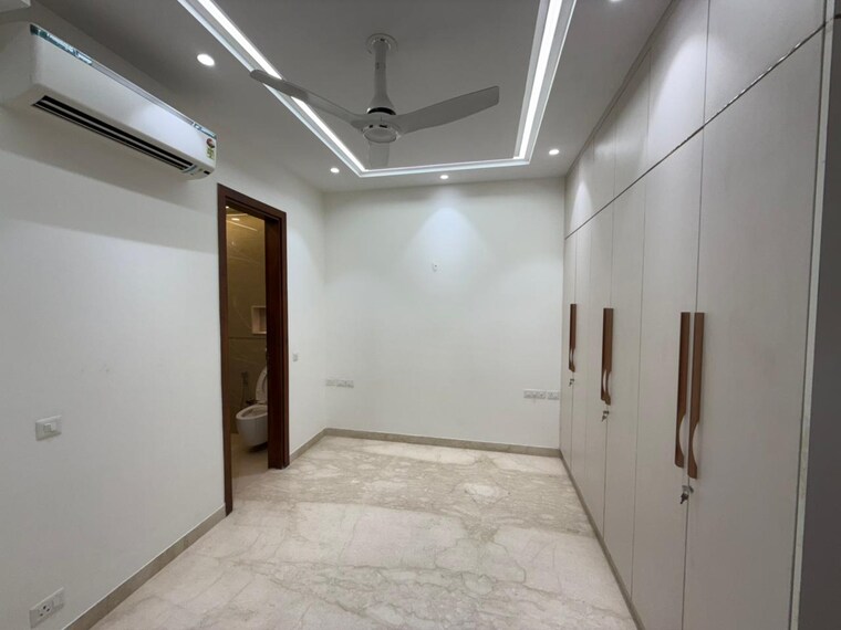 Room, kalkaji 3 Bedroom 200 Sq.Yd. Builder Floor In Kalkaji Delhi 9979555