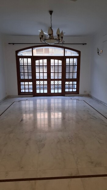 2 BHK Flat for Rent in South Extension I, Delhi