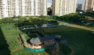 Swimming Pool in 2.5 BHK Apartment at Central Park Resorts, Sector 48 – for Sale