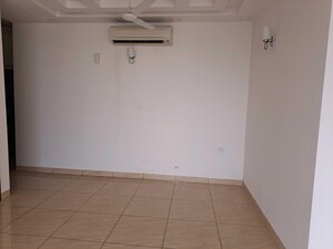 Room in 2.5 BHK Apartment at Central Park Resorts, Sector 48 – for Sale