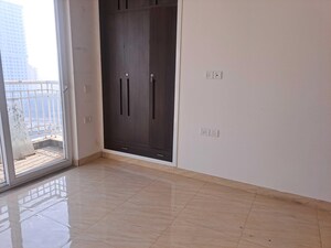 Room in 2.5 BHK Apartment at Central Park Resorts, Sector 48 – for Sale