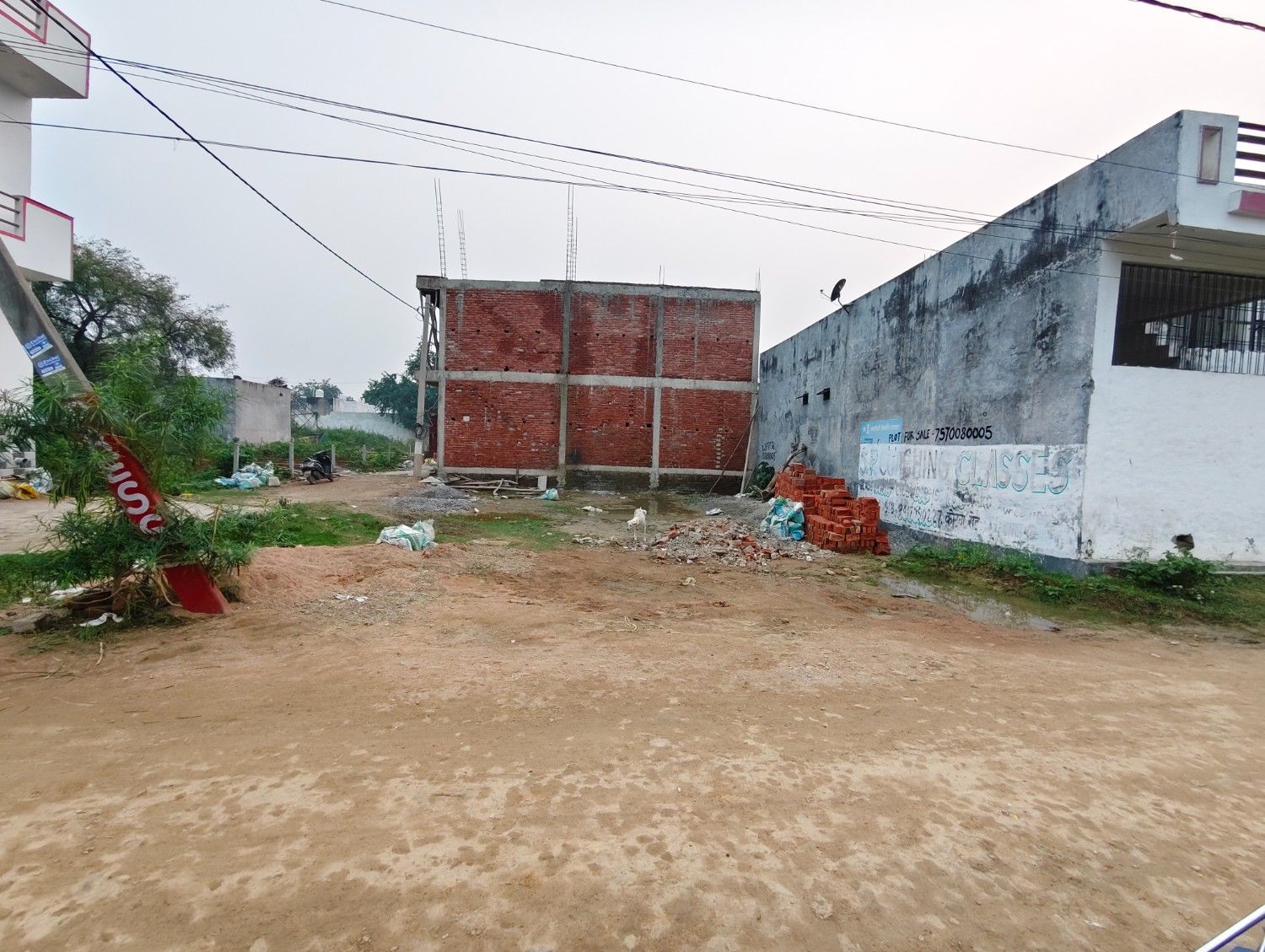 Plot For Sale in Jankipuram Extension