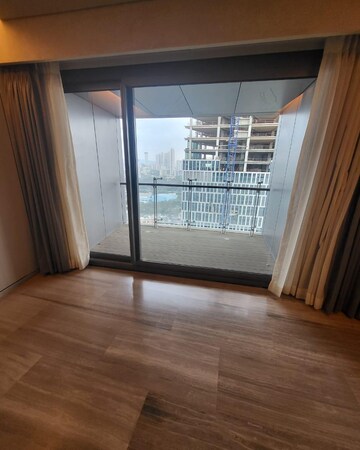 Room in 5 BHK Apartment at Lodha World Crest, Worli – for Sale