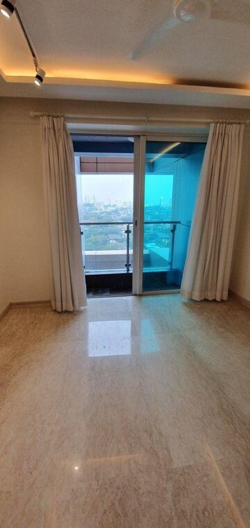 Room in 4 BHK Apartment at Raheja Atlantis, Lower Parel – for Rent
