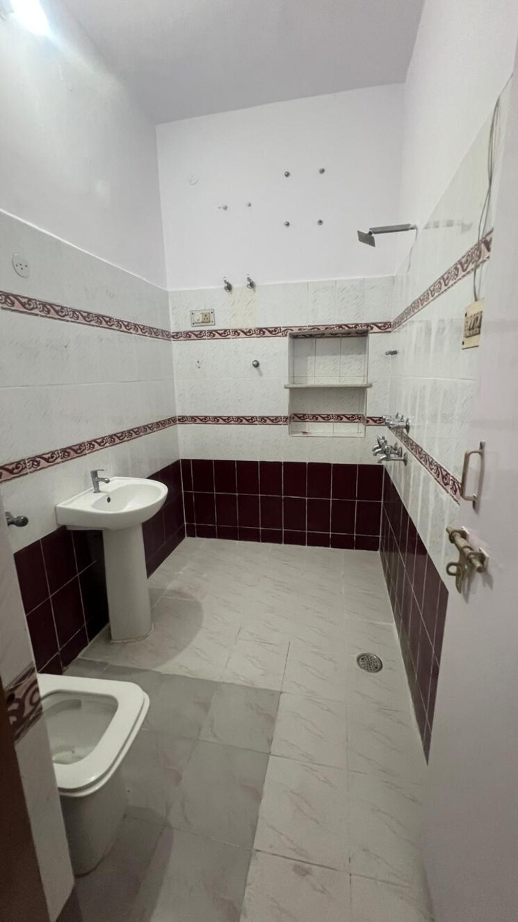 Attached Bathroom, sant nagar 2.5 Bedroom 882 Sq.Ft. Builder Floor In Sant Nagar Delhi 9998154