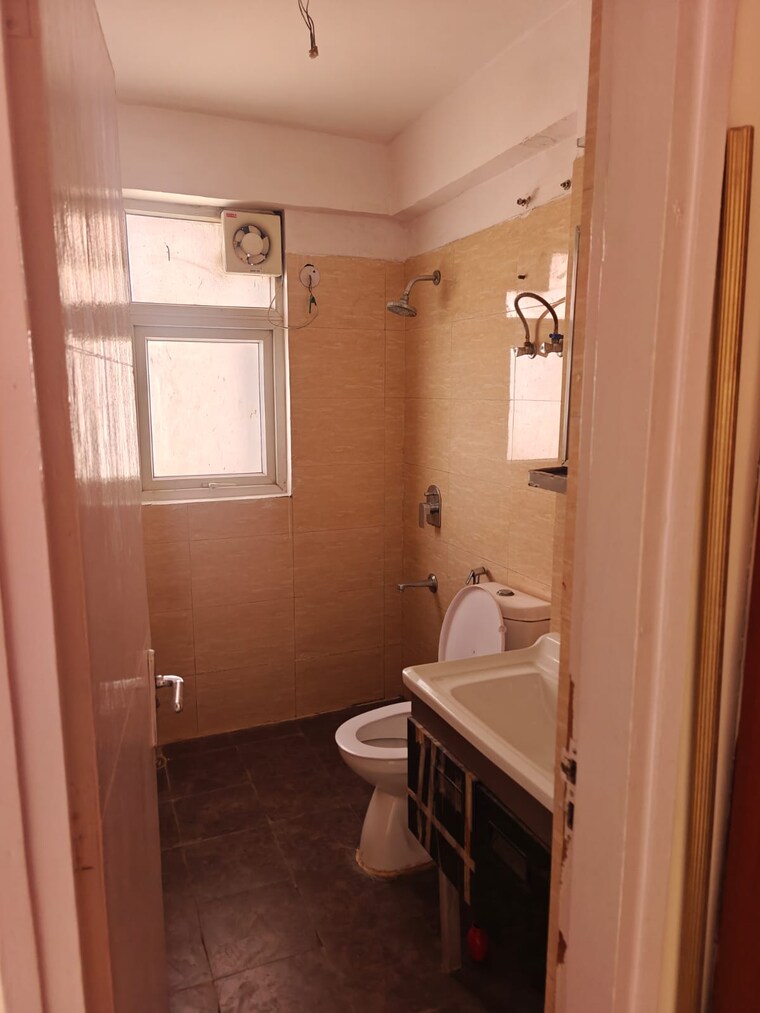 Bathroom, tulip-violet 3 Bedroom 1578 Sq.Ft. Apartment In Sector 69 Gurgaon 10000449