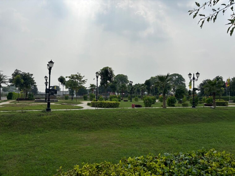 Garden, bptp-parkland  250 Sq.Yd. Plot In Sector 75 Faridabad 10003857