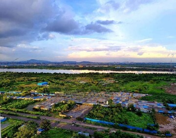 Master Bedroom in 2 BHK Apartment at Lodha Amara, Kolshet Road – for Rent