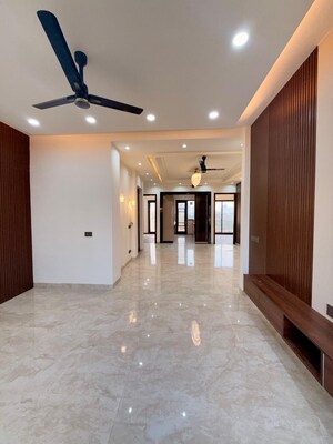 Room in 5 BHK Builder Floor at Sector 48 – for Sale