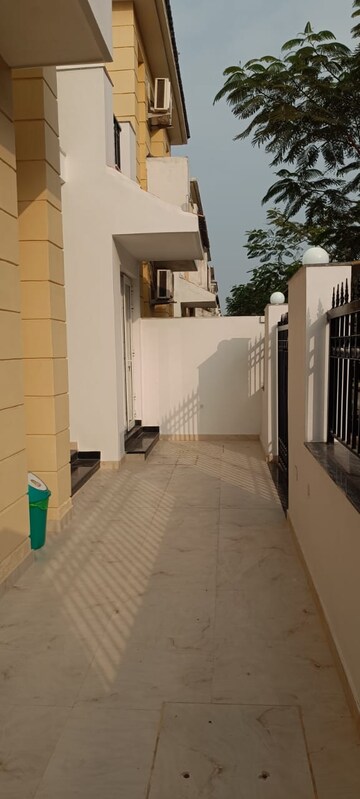 Balcony in 2 BHK Builder Floor at RWA Apartments Sector 52, Sector 52 – for Rent