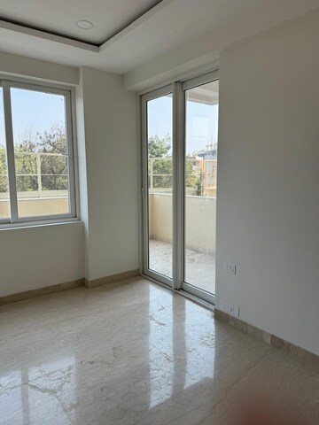 Room in 3 BHK Apartment at Ambience Creacions, Sector 22 – for Rent