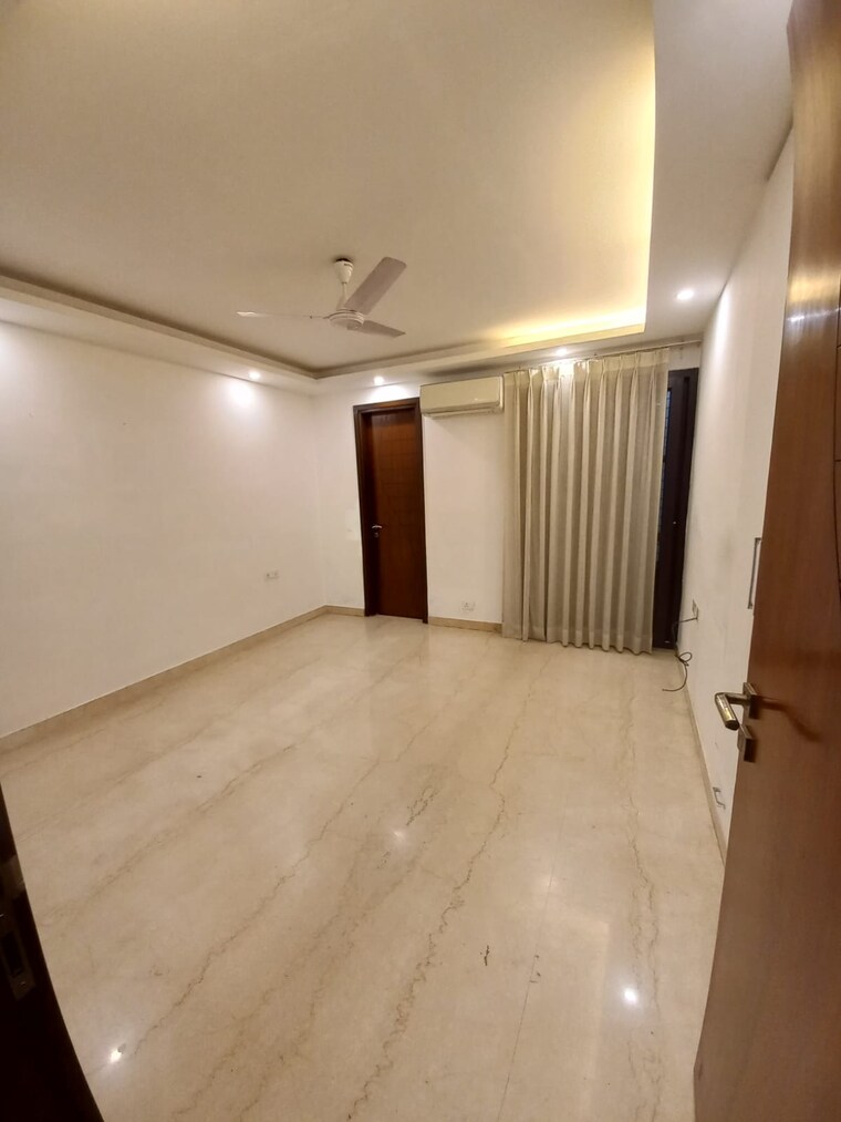 Room, uday park 2 Bedroom 217 Sq.Yd. Builder Floor In Uday Park Delhi 10014387
