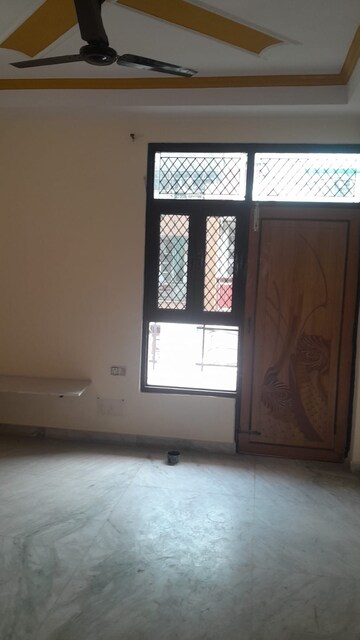 Room in 3 BHK Builder Floor at Aman Plaza, Shakti Khand iv – for Rent