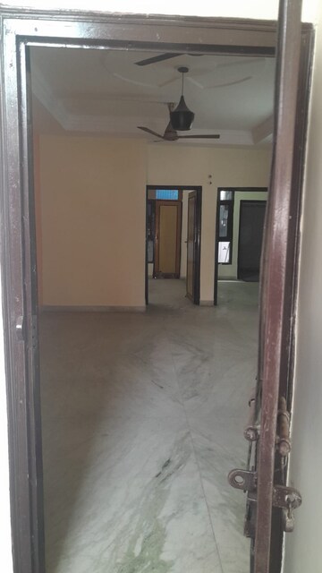 Room in 3 BHK Builder Floor at Aman Plaza, Shakti Khand iv – for Rent