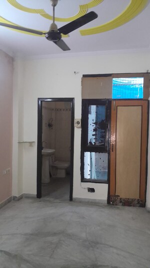 Room in 3 BHK Builder Floor at Aman Plaza, Shakti Khand iv – for Rent