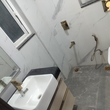Bathroom in 3 BHK Builder Floor at Smart World Orchard, Sector 61 – for Rent