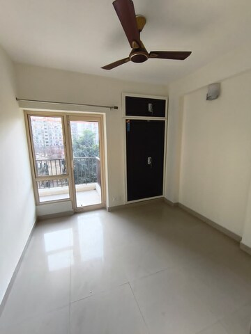 Room in 2 BHK Apartment at Panchsheel Greens, Sector 16 Greater Noida – for Rent