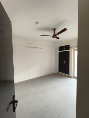 Room in 2 BHK Apartment at Panchsheel Greens, Sector 16 Greater Noida – for Rent