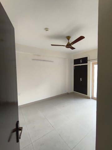 Room in 2 BHK Apartment at Panchsheel Greens, Sector 16 Greater Noida – for Rent