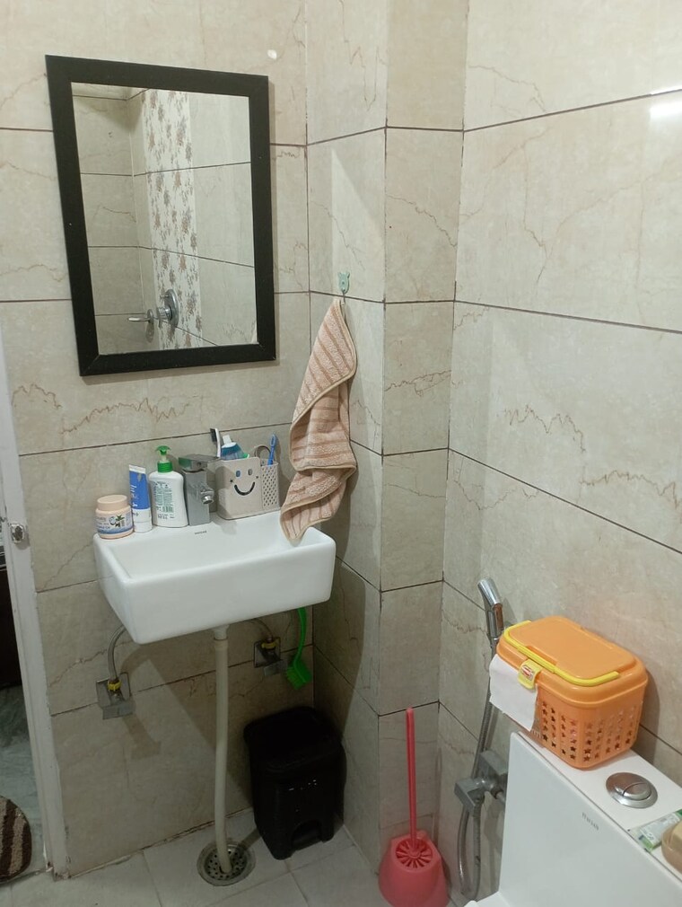 Bathroom, east of kailash 3 Bedroom 1400 Sq.Ft. Builder Floor In East Of Kailash Delhi 10015542
