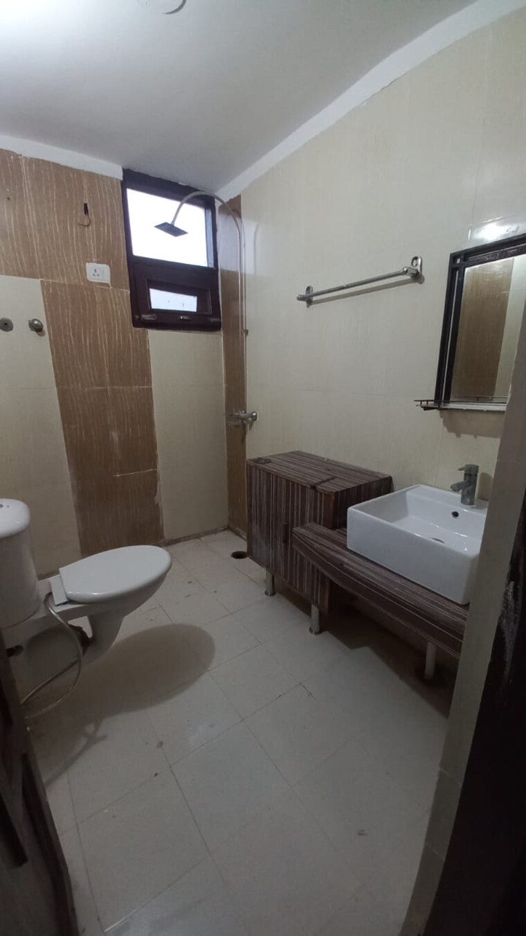 Bathroom, pir machalla 3 Bedroom 1850 Sq.Ft. Apartment In Pir Machalla Zirakpur 10015826