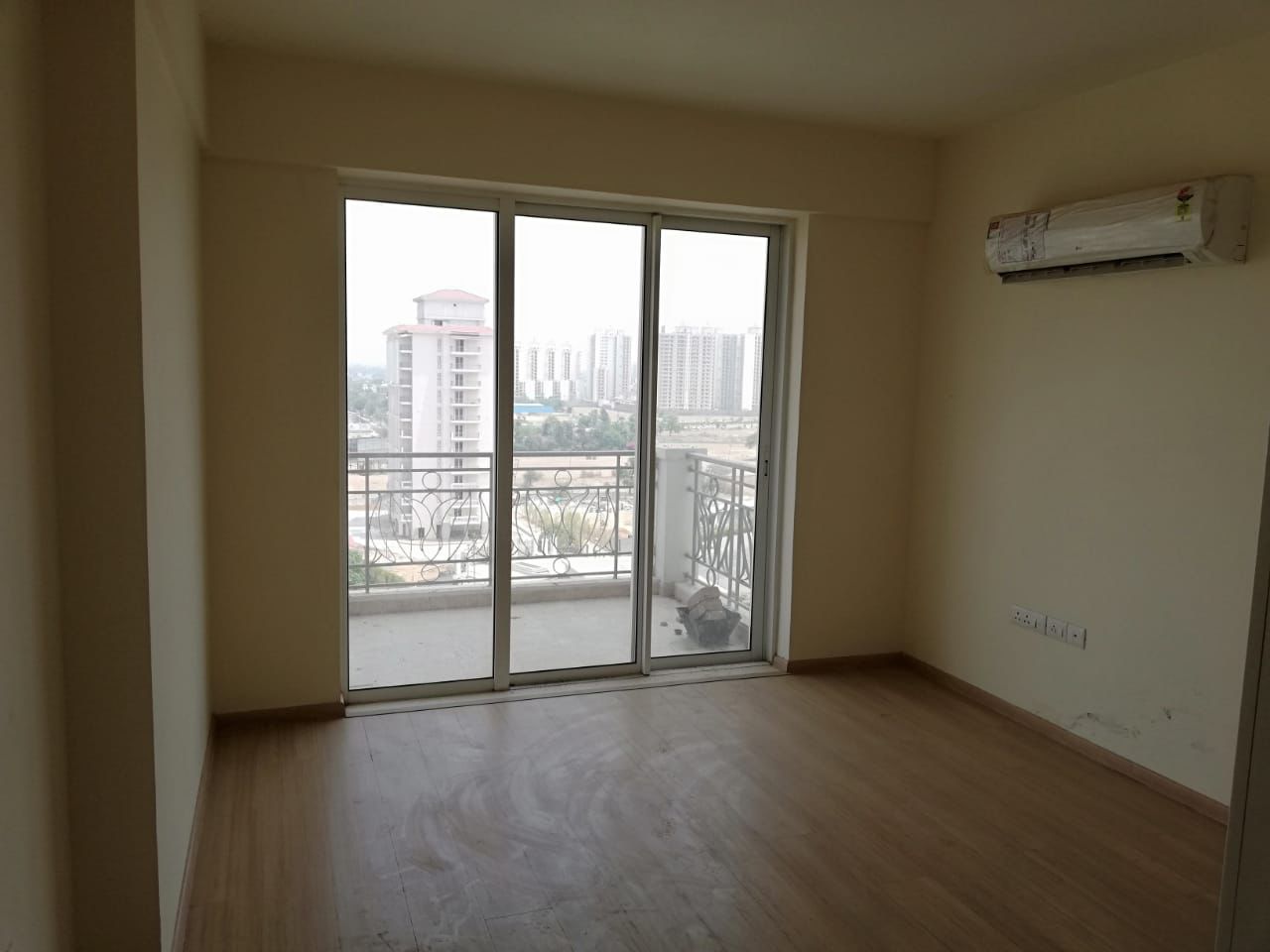 3 BHK + Servant Room Apartment For Sale in DLF New Town Heights I