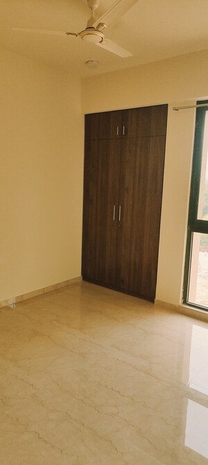 Room in 3 BHK Apartment at Lodha Sterling, Kolshet Road – for Rent