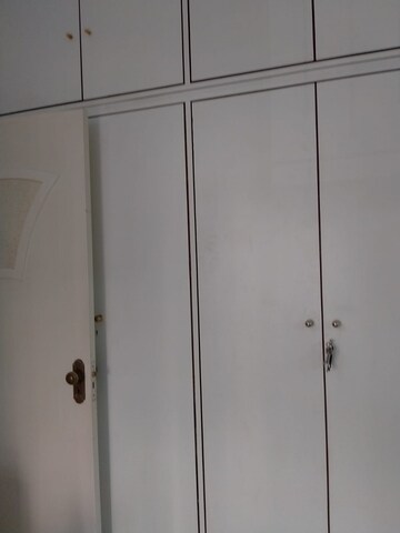 Furnished Amenities in 1 BHK Apartment at Bandra West – for Rent