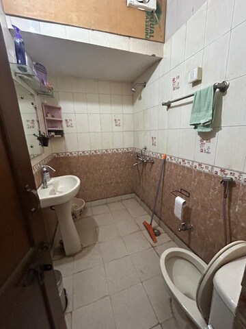 Bathroom in 2.5 BHK Villa at Sector 22b – for Rent