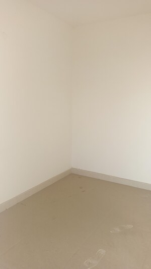 Room in 2 BHK Apartment at Signature Global City 63A, Sector 63a – for Sale