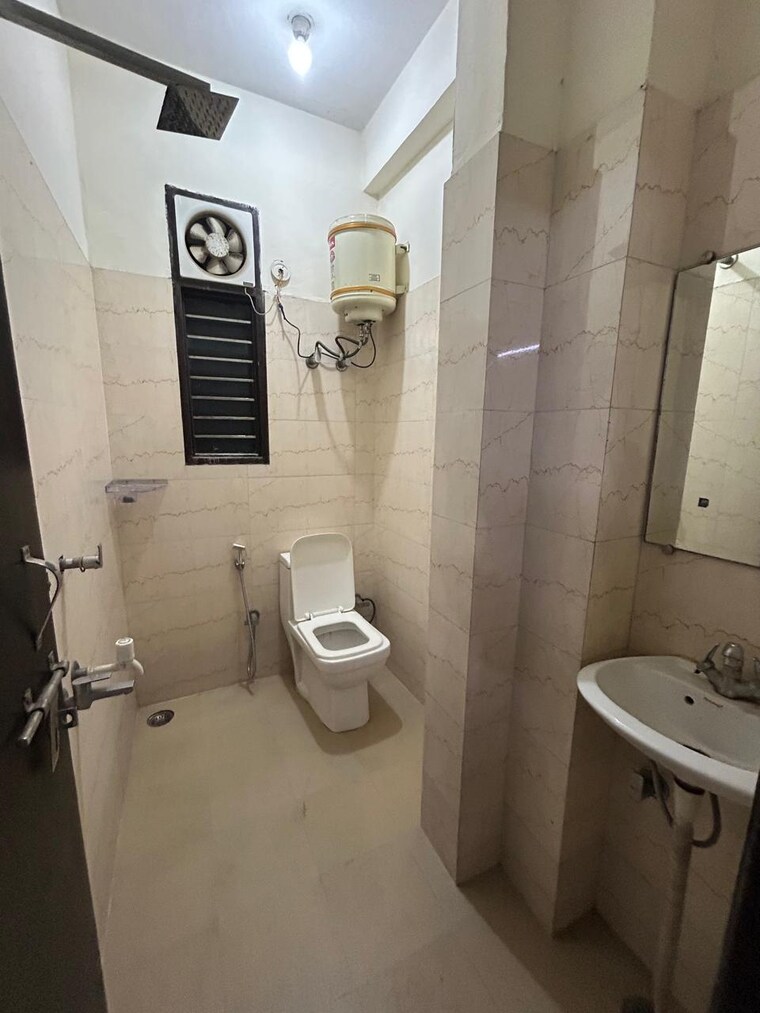 Bathroom, sector 23a 1.5 Bedroom 600 Sq.Ft. Villa In Sector 23a Gurgaon 10016647