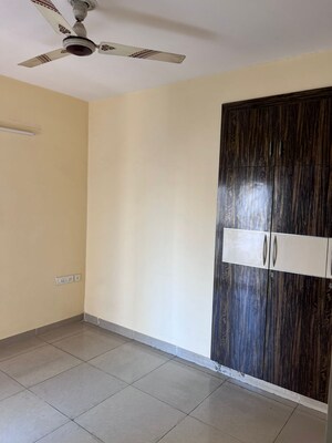 Room in 2 BHK Apartment at Ajnara Le Garden, Sector 16b Greater Noida – for Rent