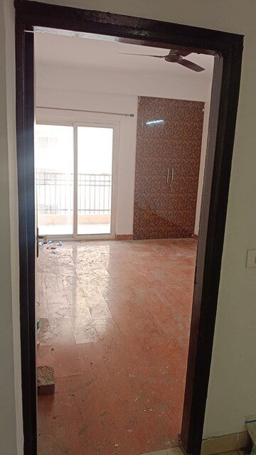 Room in 3.5 BHK Apartment at Ajnara Le Garden, Sector 16b Greater Noida – for Rent